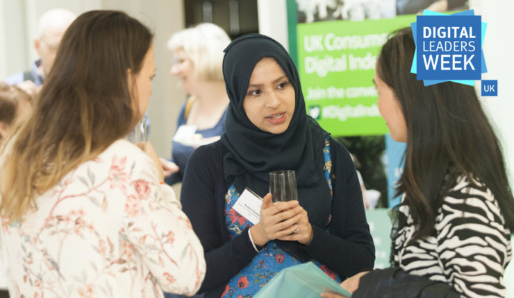 Attendees discussing Salon topic