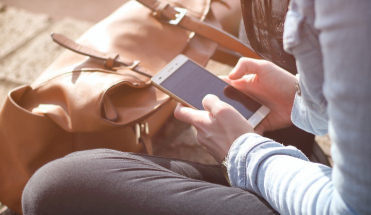 woman hold phone