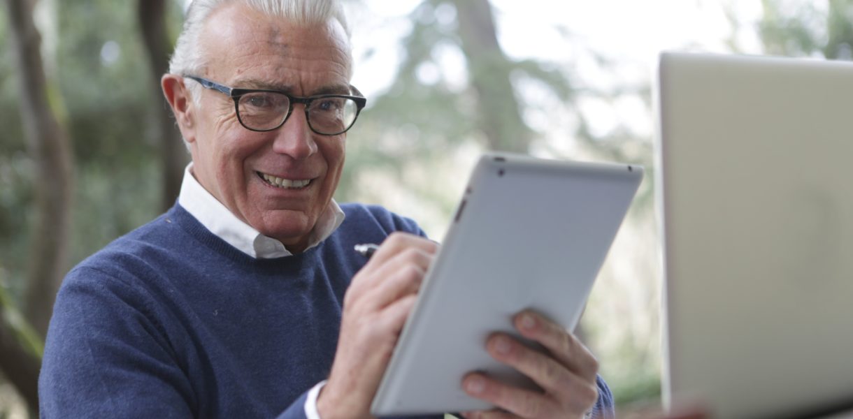 Elderlu man using an ipad