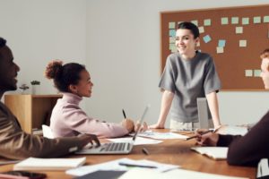 3 people having a meeting