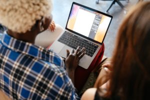 2 women using a laptop