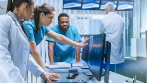 Doctors using a screeen