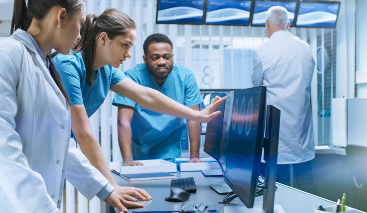 Doctors using a screeen