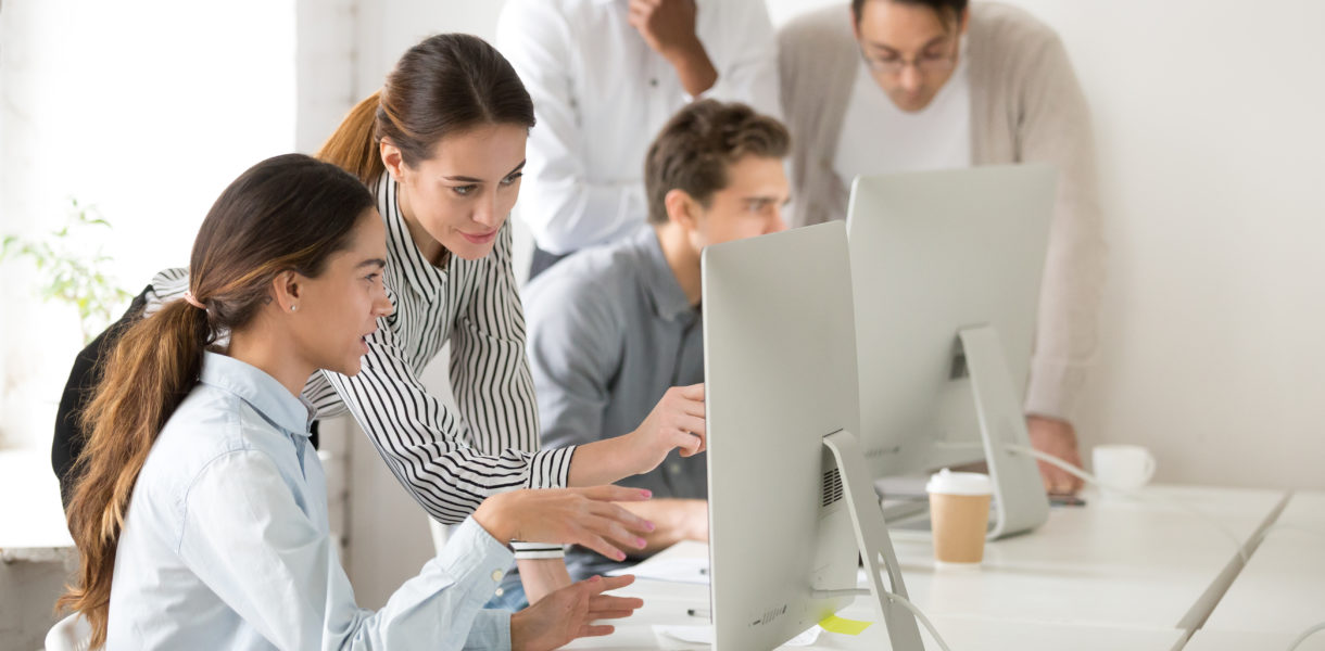 Executive,Mentor,Explaining,Intern,Or,New,Employee,Online,Task,Pointing