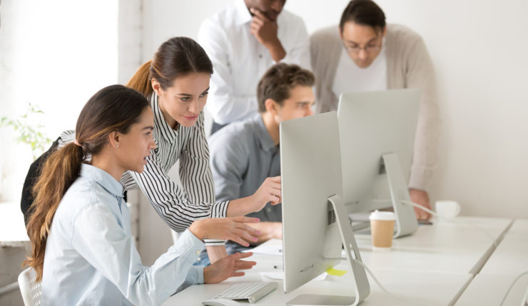 Executive,Mentor,Explaining,Intern,Or,New,Employee,Online,Task,Pointing